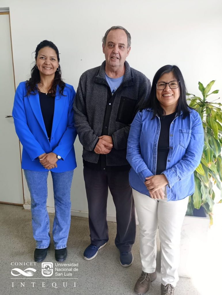 (izq.a derecha) Dra. Oriana Barrios, Dr. Jorge González y Dra. Lucía Barbosa